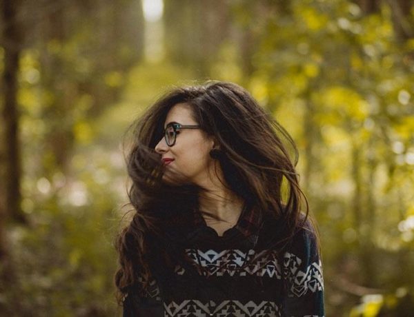 gafas-o-lentillas-gafas-mujer-con-gafas-bosque