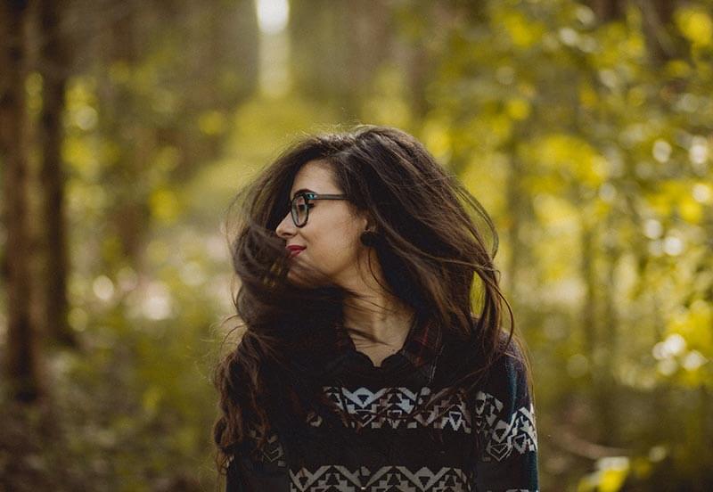 gafas-o-lentillas-gafas-mujer-con-gafas-bosque