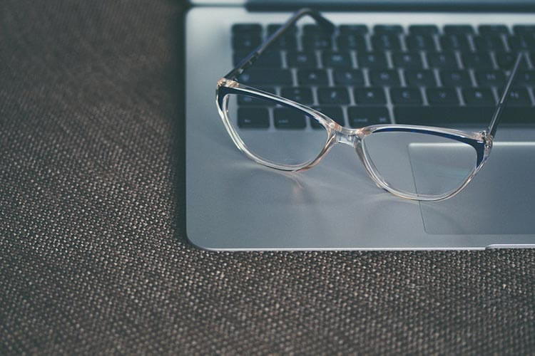 como-limpiar-las-gafas-para-que-no-se-rayen-gafas-sobre-portatil como-limpiar-las-gafas-para-que-no-se-rayen-gafas-sobre-portatil
