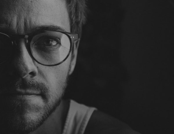 como-limpiar-las-gafas-para-que-no-se-rayen-hombre-gafas-limpias