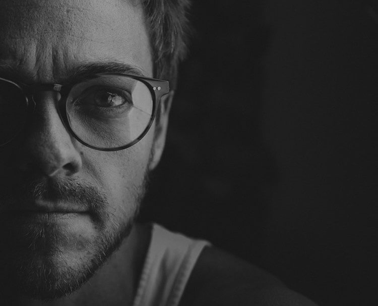 como-limpiar-las-gafas-para-que-no-se-rayen-hombre-gafas-limpias