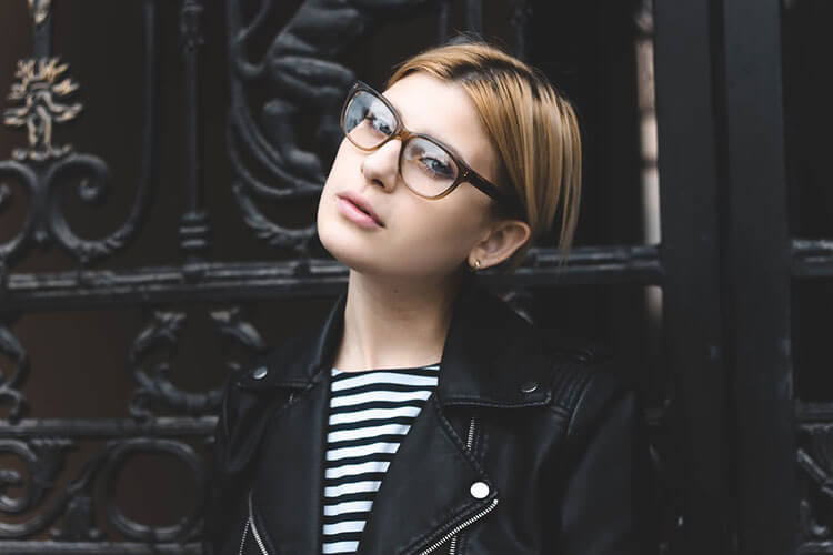 como-limpiar-las-gafas-para-que-no-se-rayen-mujer-con-gafas como-limpiar-las-gafas-para-que-no-se-rayen-mujer-con-gafas