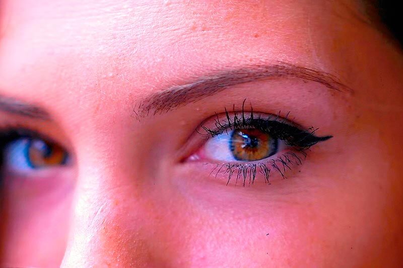 conjuntivitis-y-lentillas-ojo-mujer-rojo