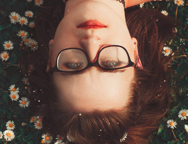 como-ajustar-gafas-para-que-no-se-caigan-mujer-con-gafas-flores