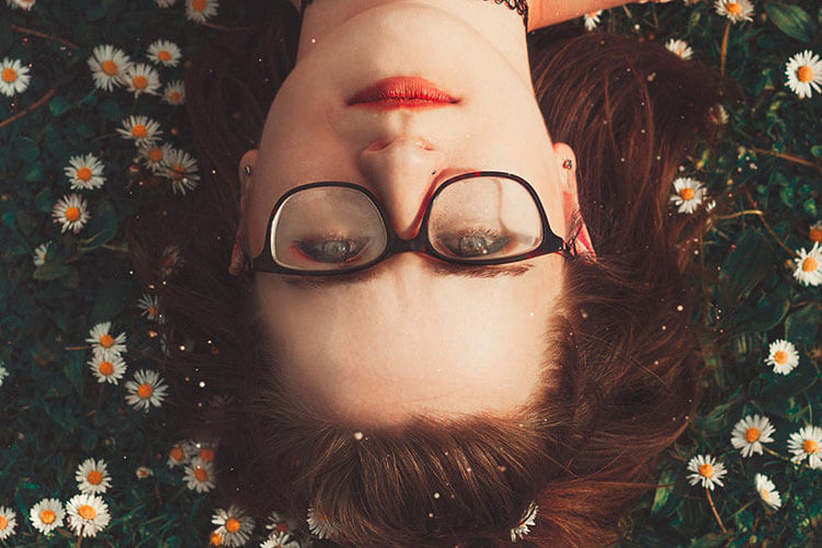 como-ajustar-gafas-para-que-no-se-caigan-mujer-con-gafas-flores