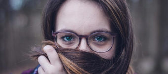 descansar-la-vista-mujer-gafas-pelo-largo