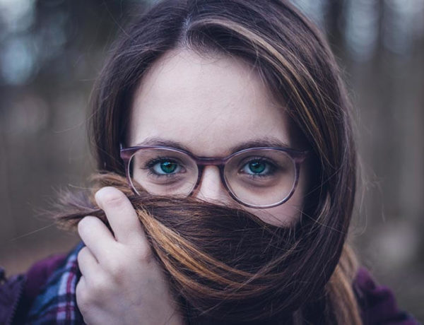 descansar-la-vista-mujer-gafas-pelo-largo
