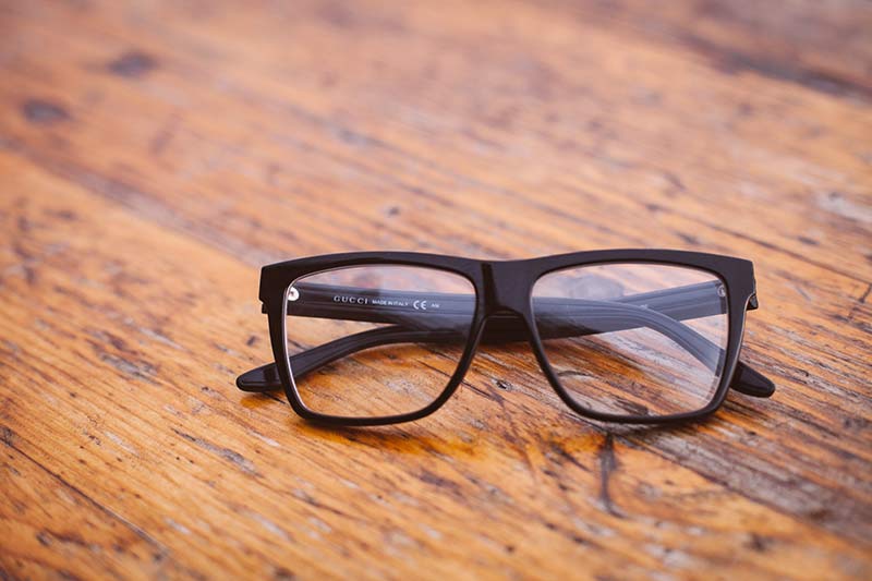 talla-de-gafas-gafas-mesa-madera