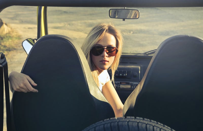 gafas-sol-polarizadas-chica-conduciendo Una chica lleva gafas de sol mientras conduce