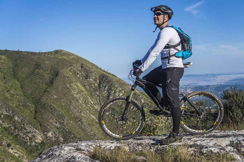 gafas-sol-polarizadas-ciclista Un ciclista sobre la cima de una montaña