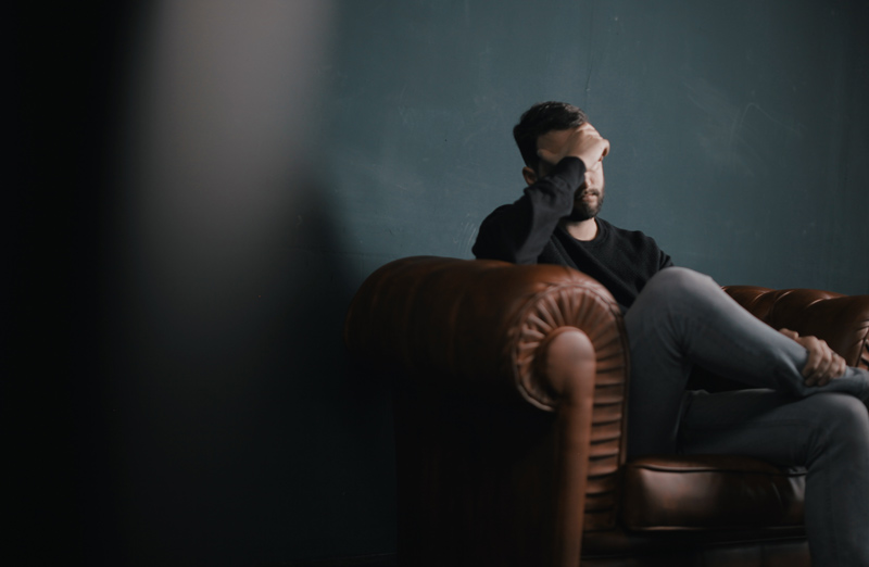 dolor de cabeza y vista borrosa hombre sentado sofa dolor de cabeza y vista borrosa hombre sentado sofa