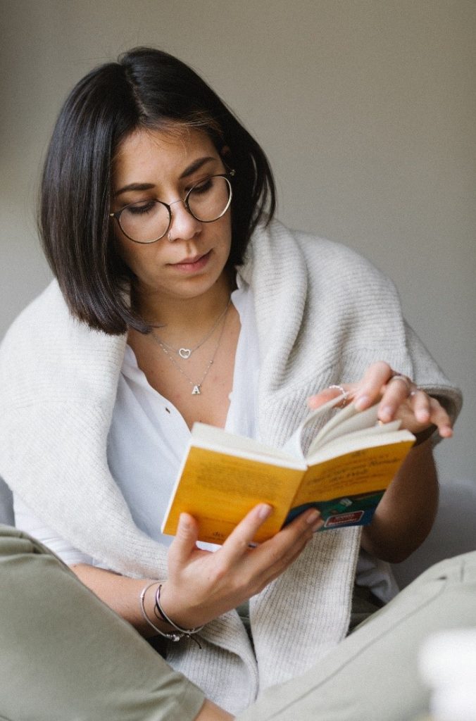chica con gafas leyendo