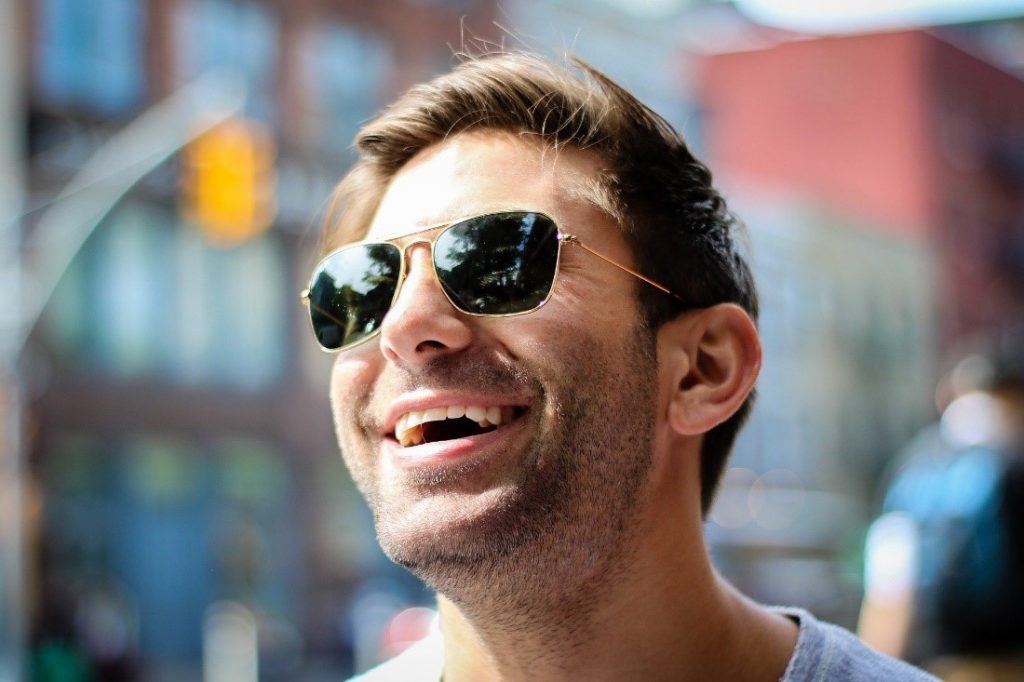 chico con gafas de sol