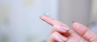 Una lentilla sobre la yema de un dedo
