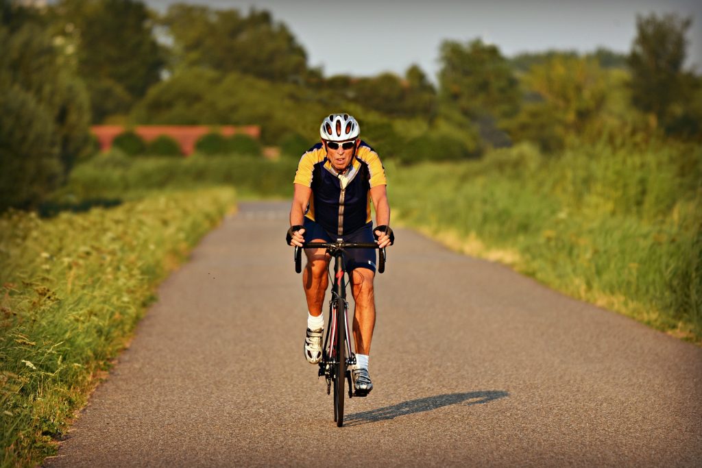 Un hombre practica ciclismo sobre asfalto