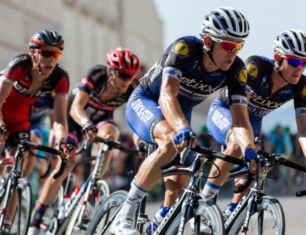 Varios ciclistas compiten en una carrera