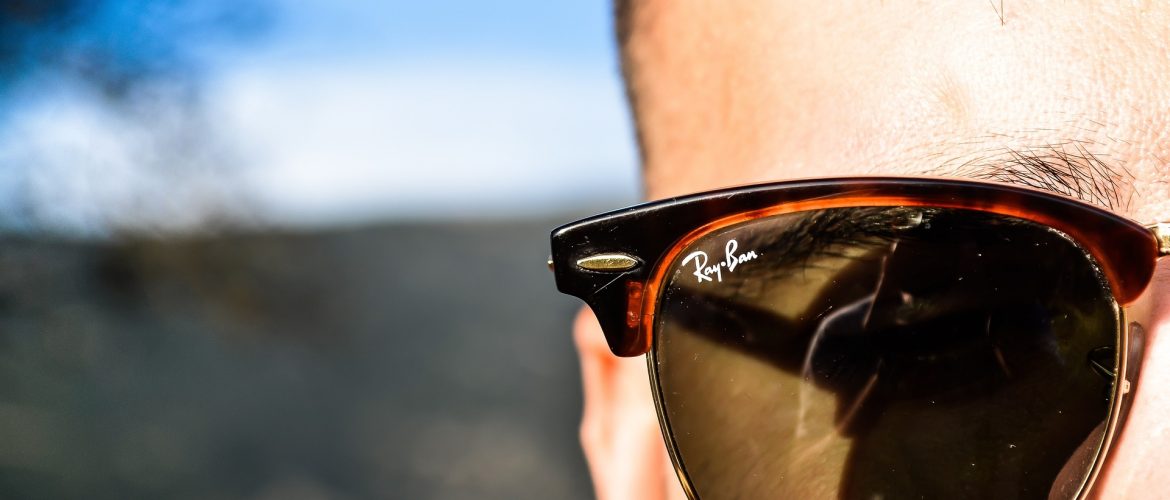 Un chico lleva unas gafas Ray-Ban