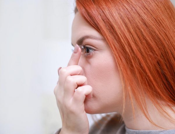 chica poniéndose una lentilla