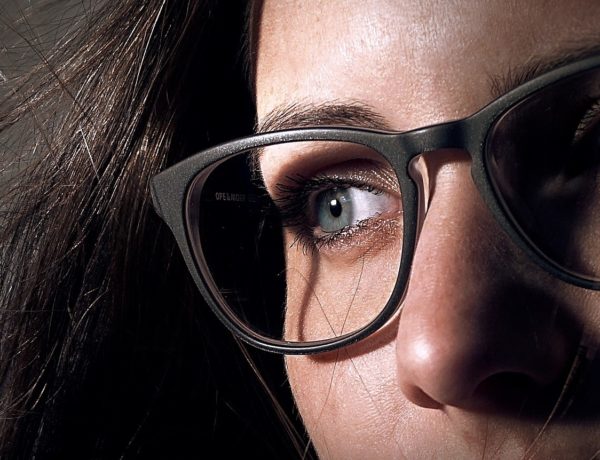 chica con gafas negras