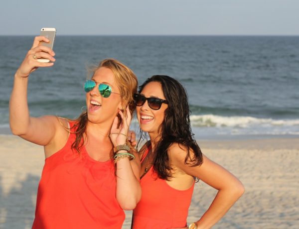 chicas con gafas en la playa