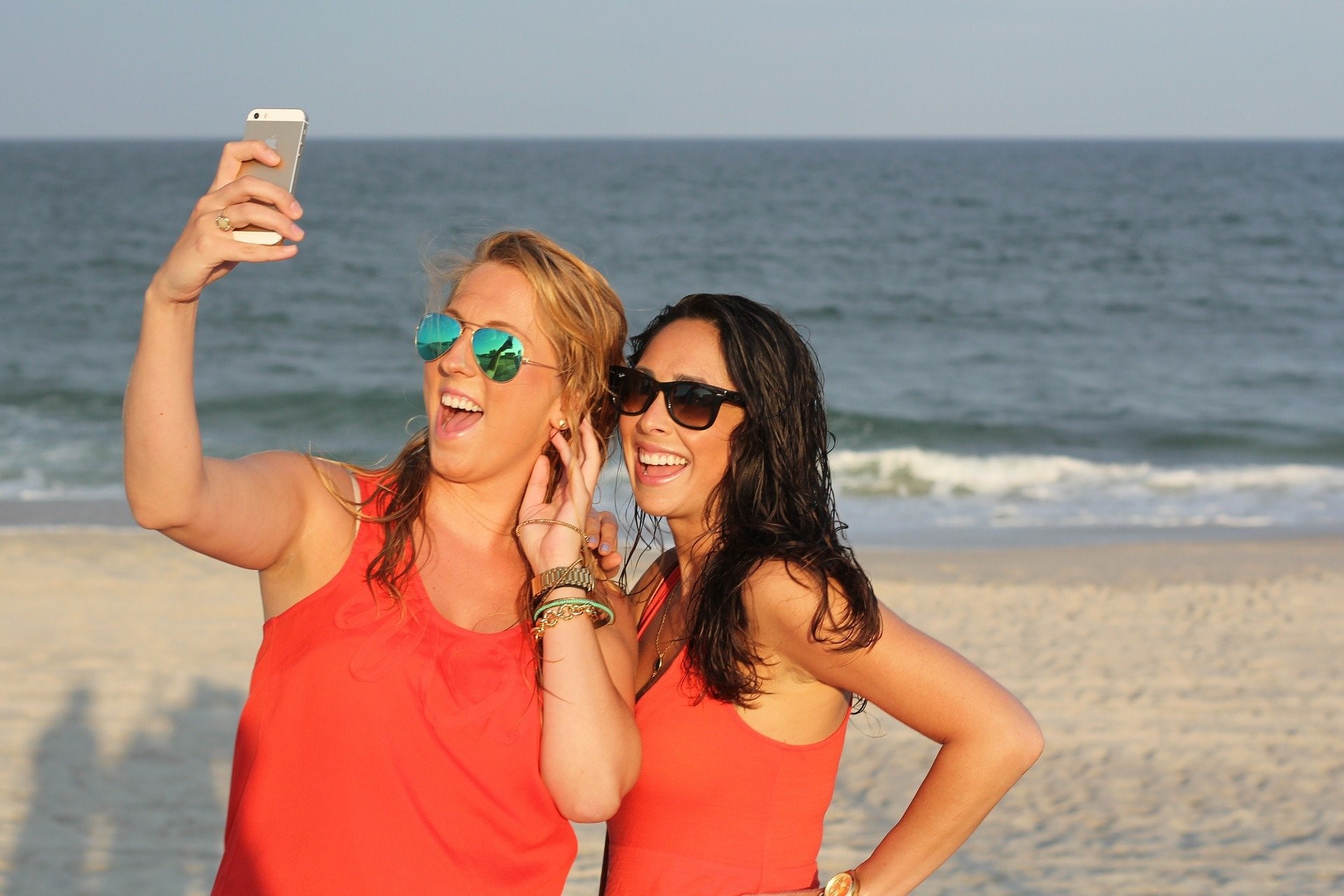chicas con gafas en la playa