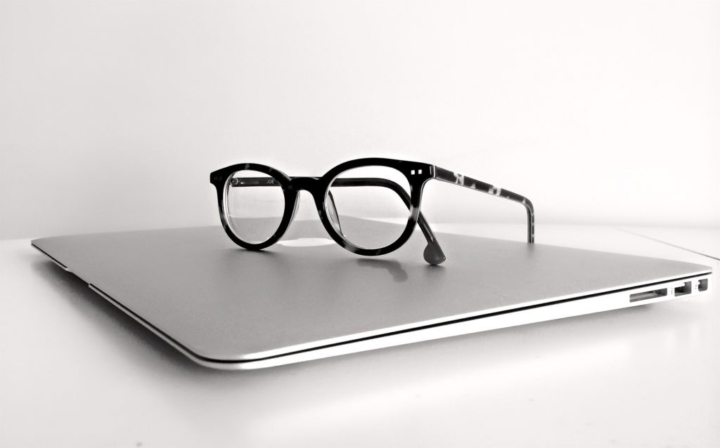 gafas sobre un ordenador