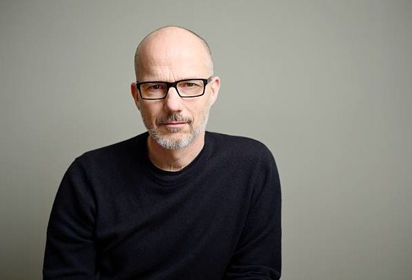 hombre calvo con gafas
