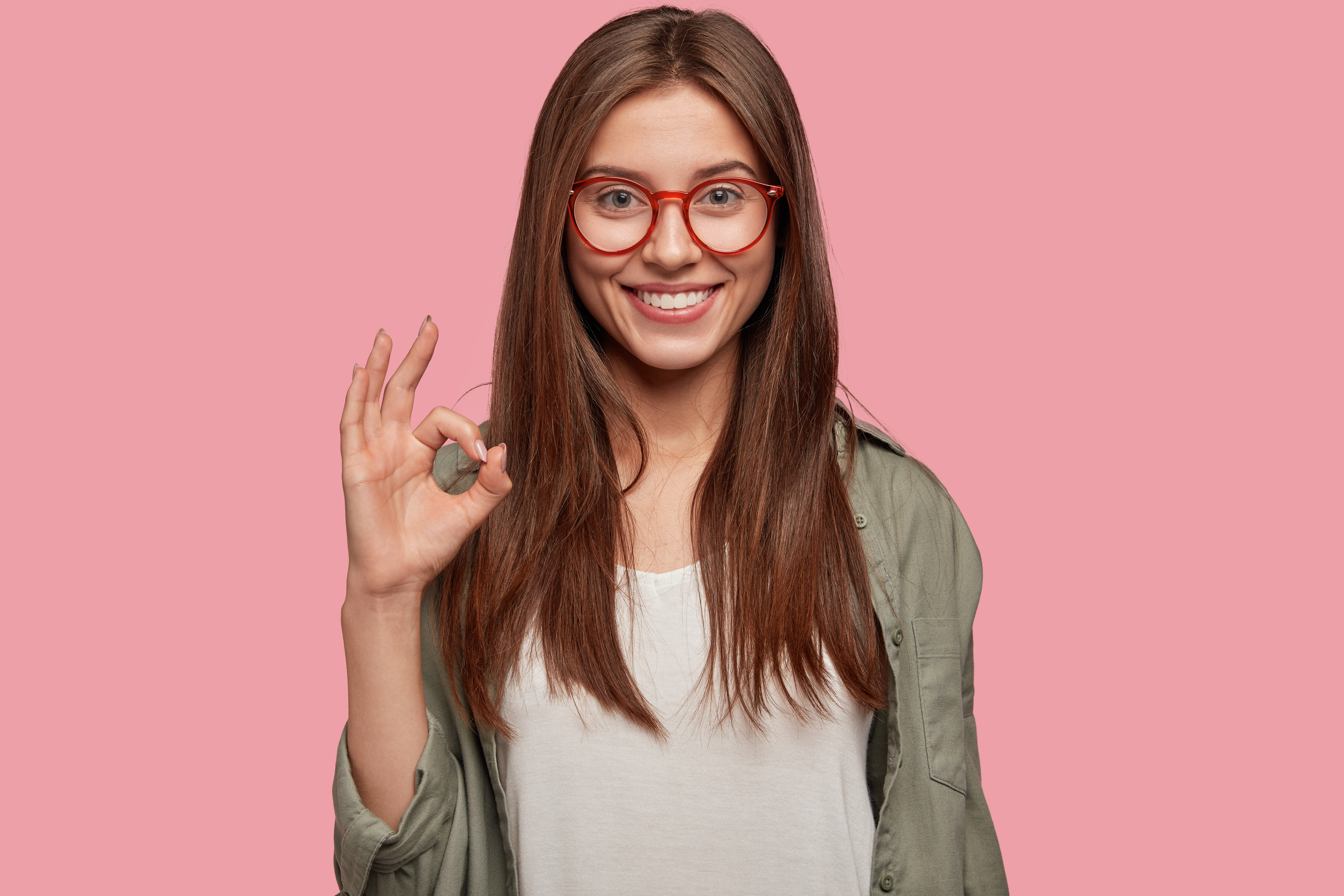 chica con gafas gruesas feliz