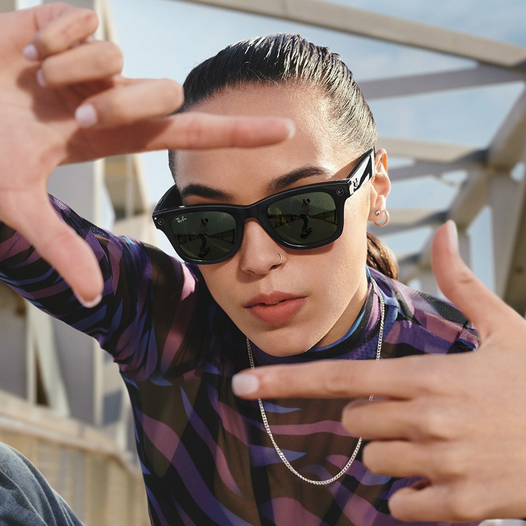chica con gafas de sol ray-ban stories