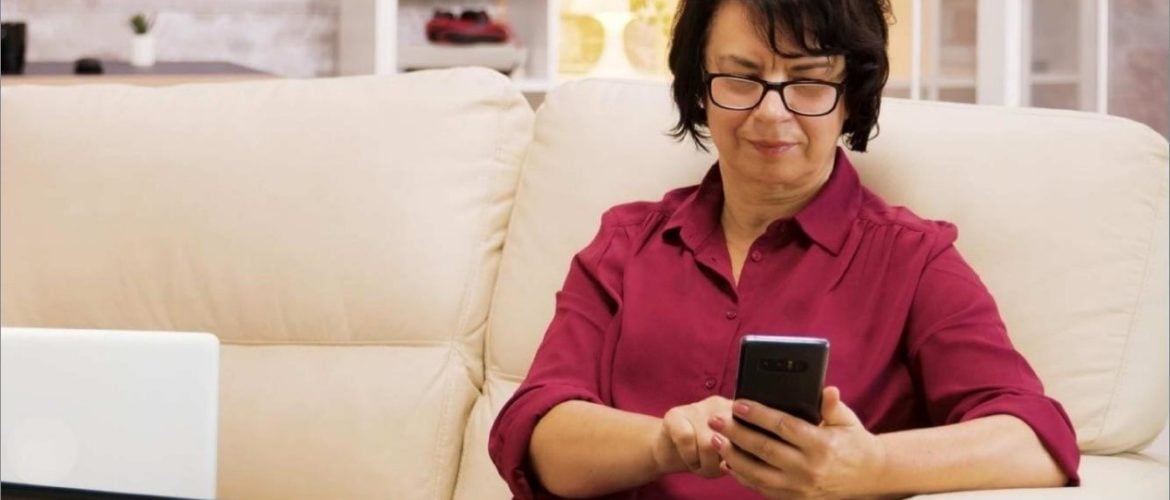 mujer mirando el móvil con gafas