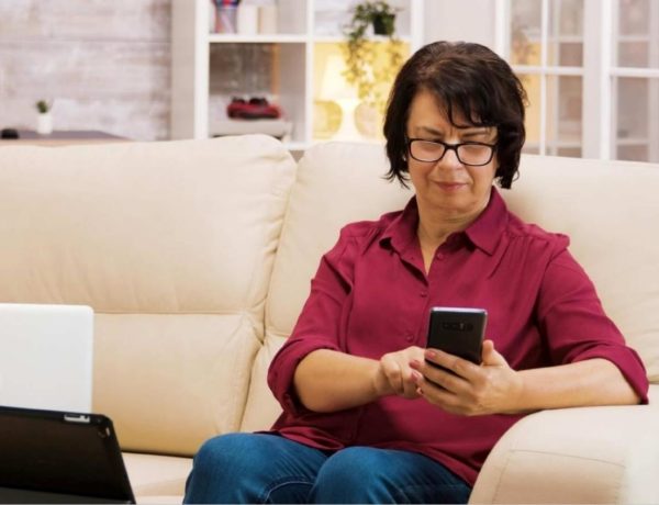 mujer mirando el móvil con gafas