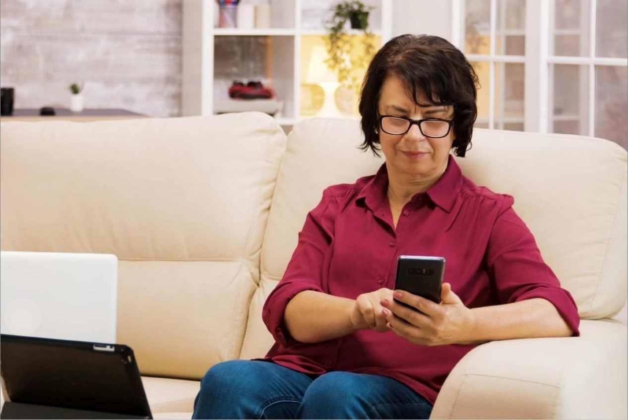 mujer mirando el móvil con gafas