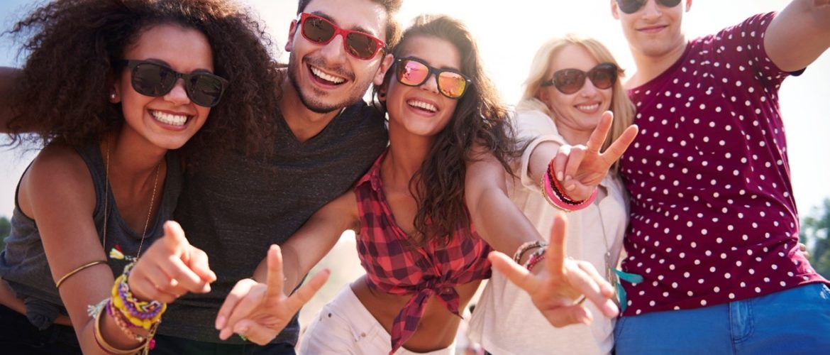 grupo de gente con distintos tipos de gafas de sol