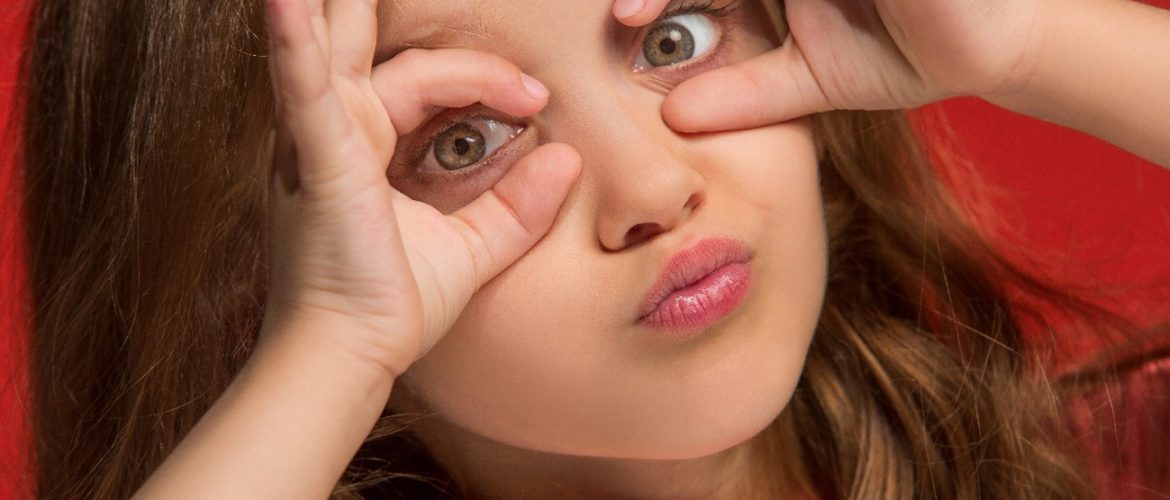 niña con los ojos abiertos