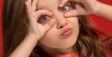 niña con los ojos abiertos