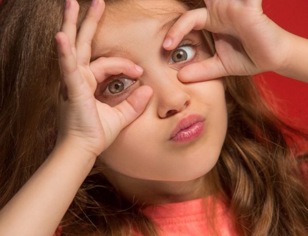 niña con los ojos abiertos