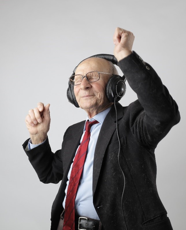 persona mayor bailando con cascos