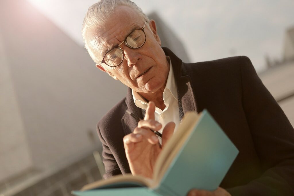 perosna mayor leyendo con gafas para presbicia