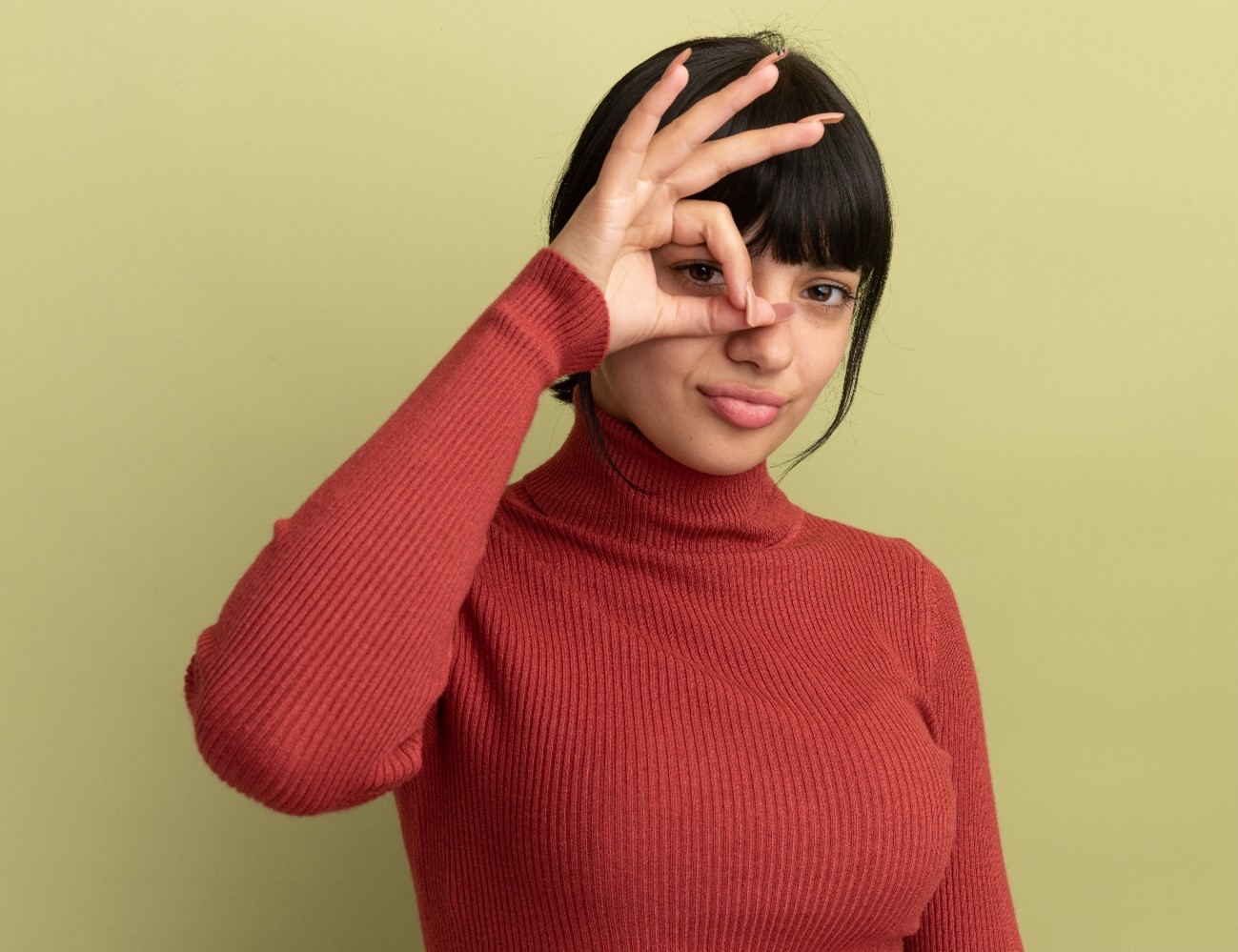 persona haciendo gesto con el ojo