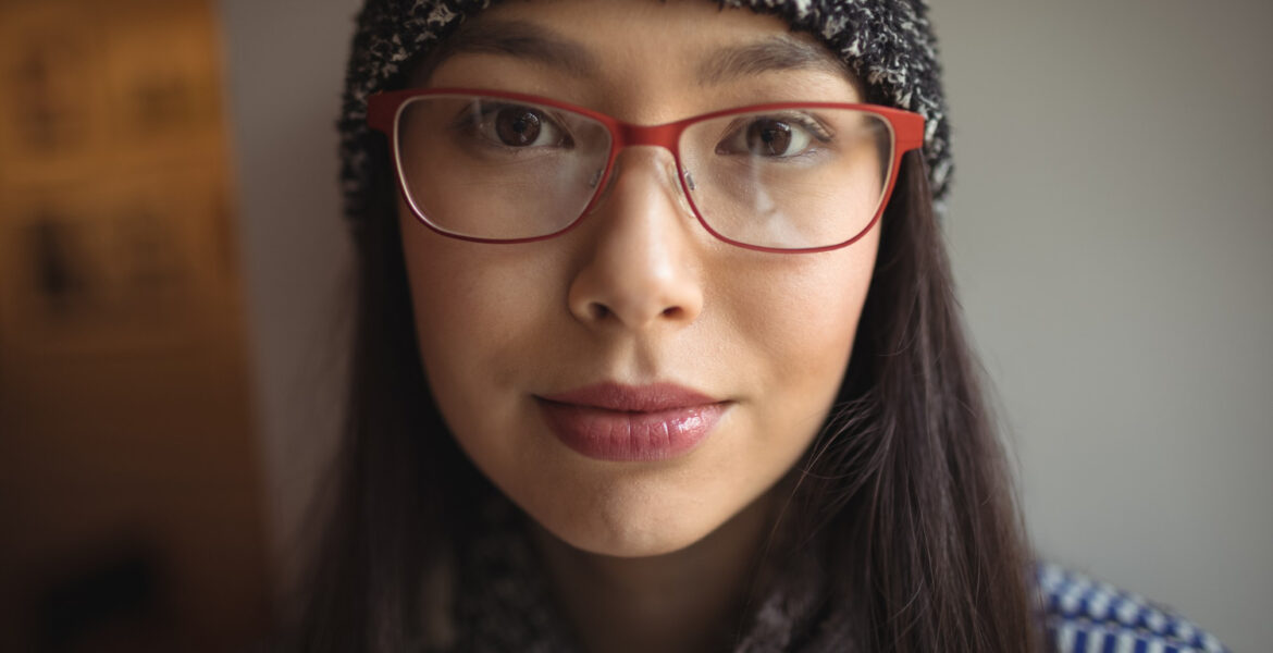 color de gafas para ojos marrones