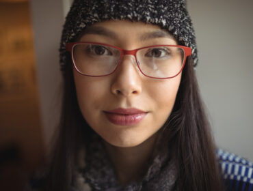 color de gafas para ojos marrones