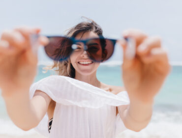 como elegir las gafas de sol perfectas para el verano