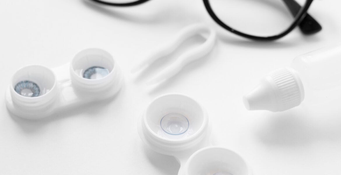 por qué comprar lentillas en Óptica universitaria