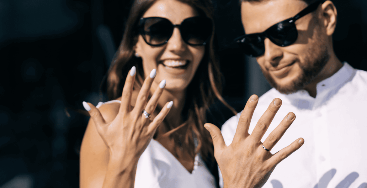 ideas de gafas de sol elegantes para llevar con traje en eventos y bodas
