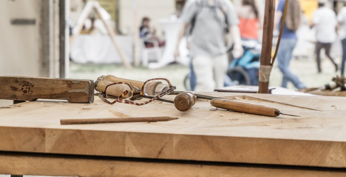 Gafas graduadas montadas sobre una mesa de madera en la óptica