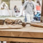 Gafas graduadas montadas sobre una mesa de madera en la óptica