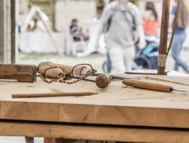 Gafas graduadas montadas sobre una mesa de madera en la óptica
