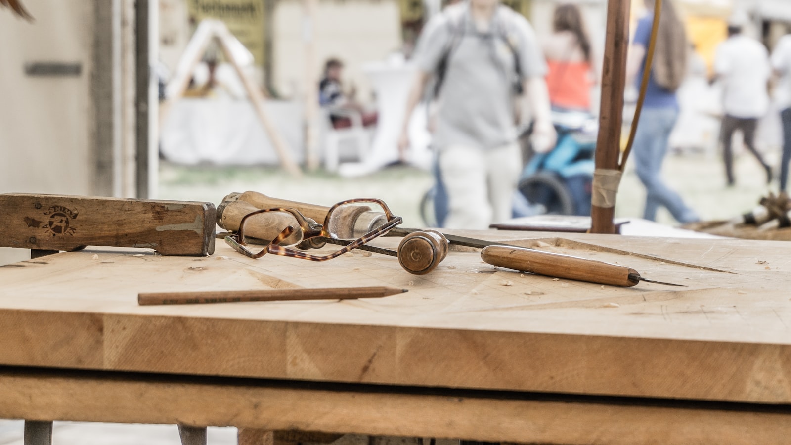 Gafas graduadas montadas sobre una mesa de madera en la óptica