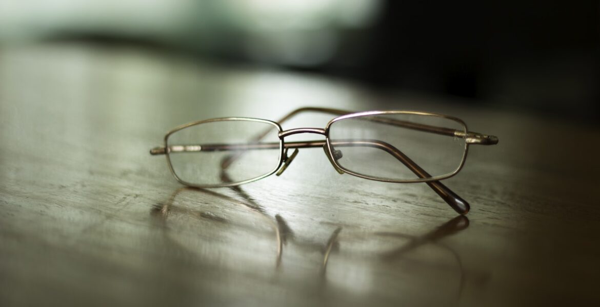 Gafas graduadas apoyadas sobre una superficie de madera