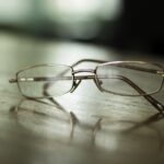 Gafas graduadas apoyadas sobre una superficie de madera